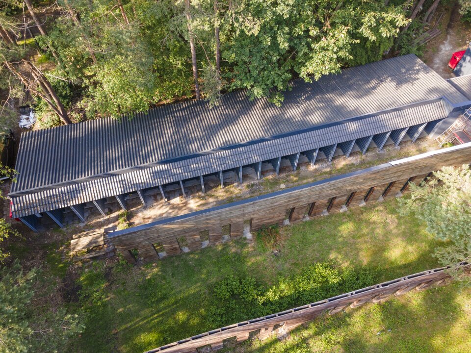 Drone-luchtfoto van de buitenbaan met schietpunten en doelen